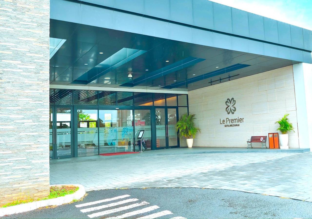 Le Premier Hotel Deltamas Cikarang Zewnętrze zdjęcie
